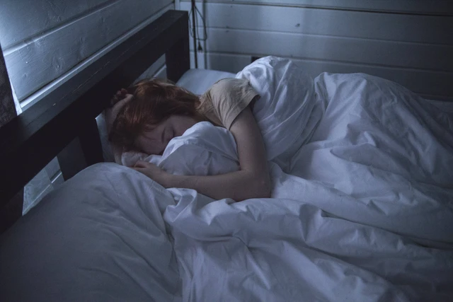 Pikiran Lari ke Mana-Mana Saat Mau Tidur? Ini Cara Ampuh Redakan Cemas di Malam Hari