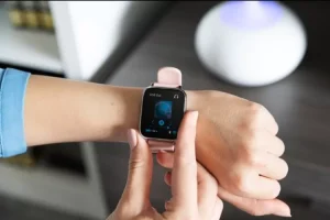 Peran Teknologi Wearable dalam Memantau Kesehatan: Manfaat dan Tantangan yang Dihadapi Pengguna